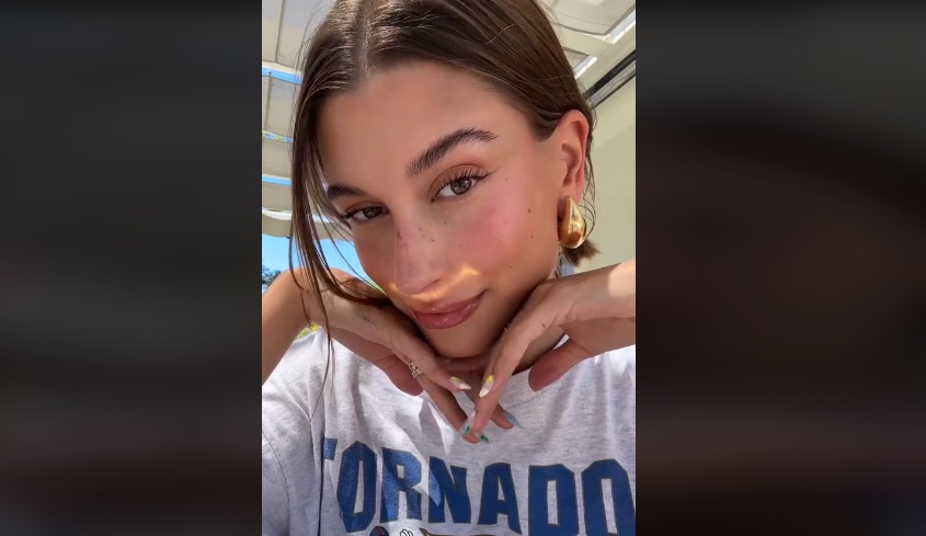 Cara Pakai 'Strawberry Makeup' Ala Hailey Bieber, Bikin Wajah Cerah dan Segar/ TikTok @haileybieber