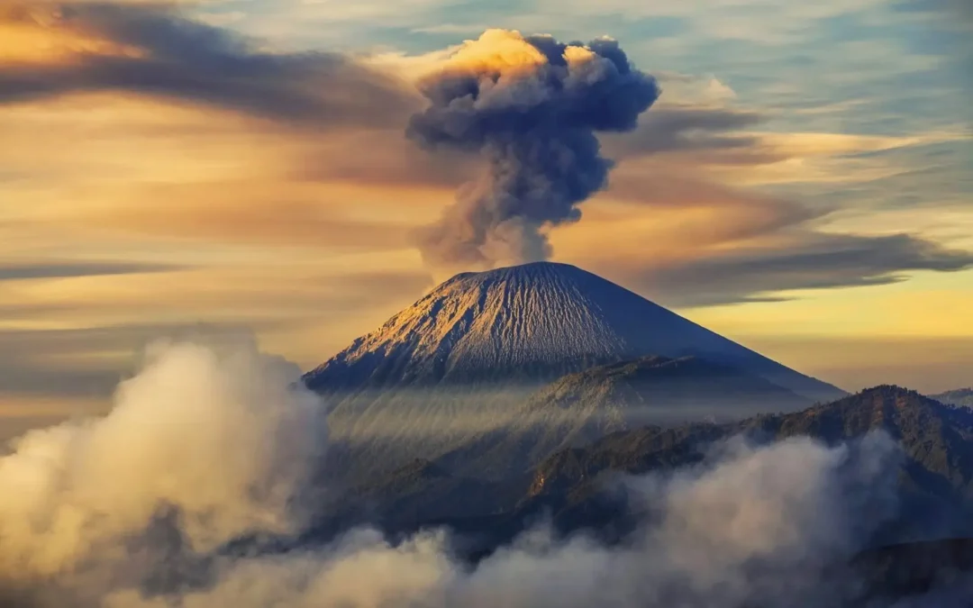 10 Gunung Paling Angker di Indonesia, Kerajaan Jin Hingga Pasar Setan!