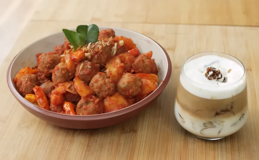 Pas Waktu Makan Siang! Resep Balado Bola Daging dan Es Kopi Jeli