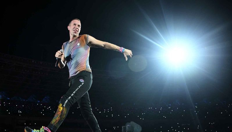 Chris Martin Buat Momen Kocak Saat Konser Coldplay Malah Pantun 'Boleh Pinjam Dulu Seratus'