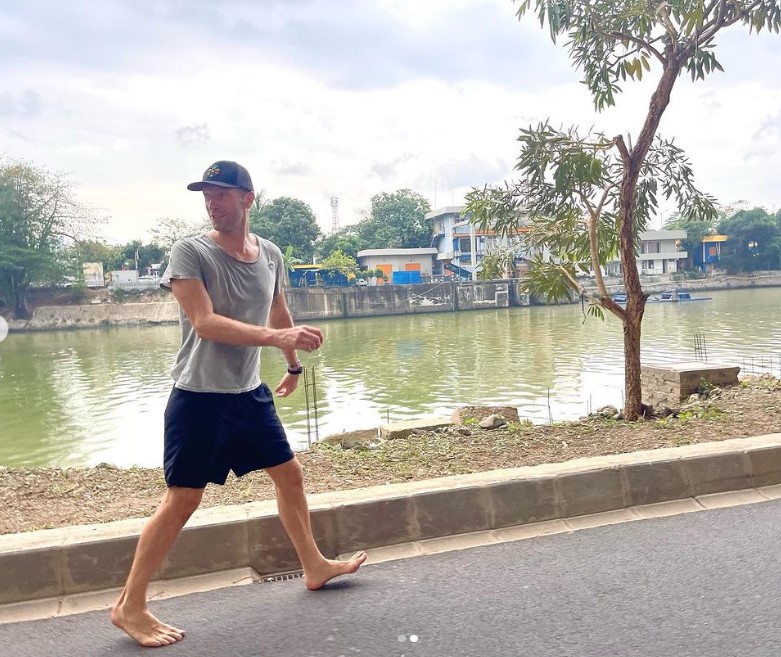 Chris Martin Saat Jalan tanpa Alas Kaki(instagram @coldplay)