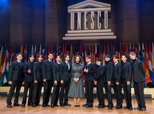 SEVENTEEN bersama Direktur Jenderal UNESCO Audrey Azoulay dalam Youth Forum UNESCO.