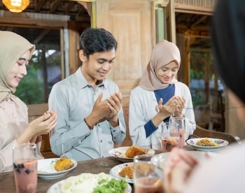 ILUSTRASI: Hukum makan dengan tangan kiri. (freepik)