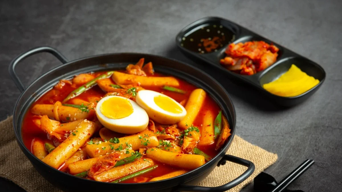 Tteokbokki, Makanan Jalanan Korea yang Populer di Kalangan Anak Muda (ilustrasi: Freepik)