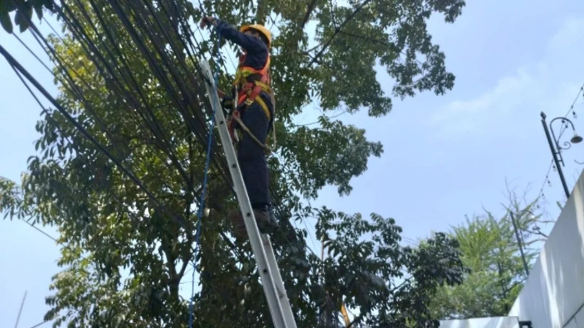 PLN Icon Plus Bersama Pemkot  Bandung Kembali Berkolaborasi Melakukan Penertiban Kabel Fiber Optik