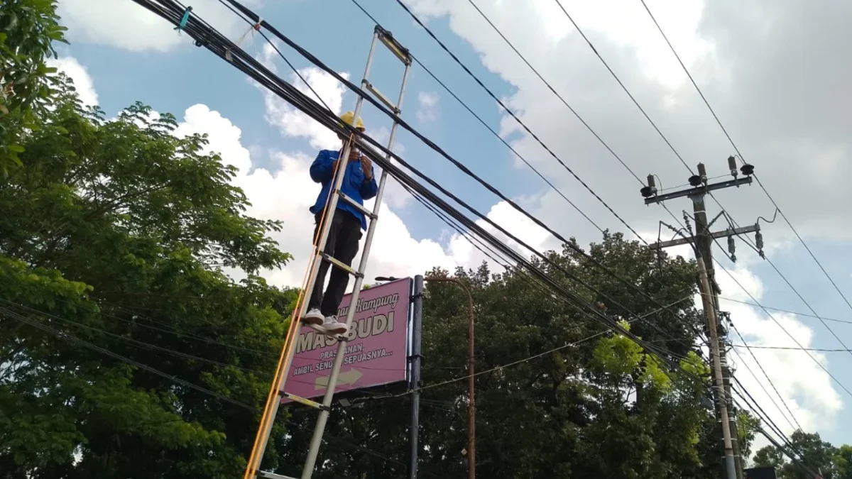 PLN Icon Plus bersama Diskominfo Kabupaten Subang berkolaborasi melakukan pembenahan dan penataan Kabel Fiber