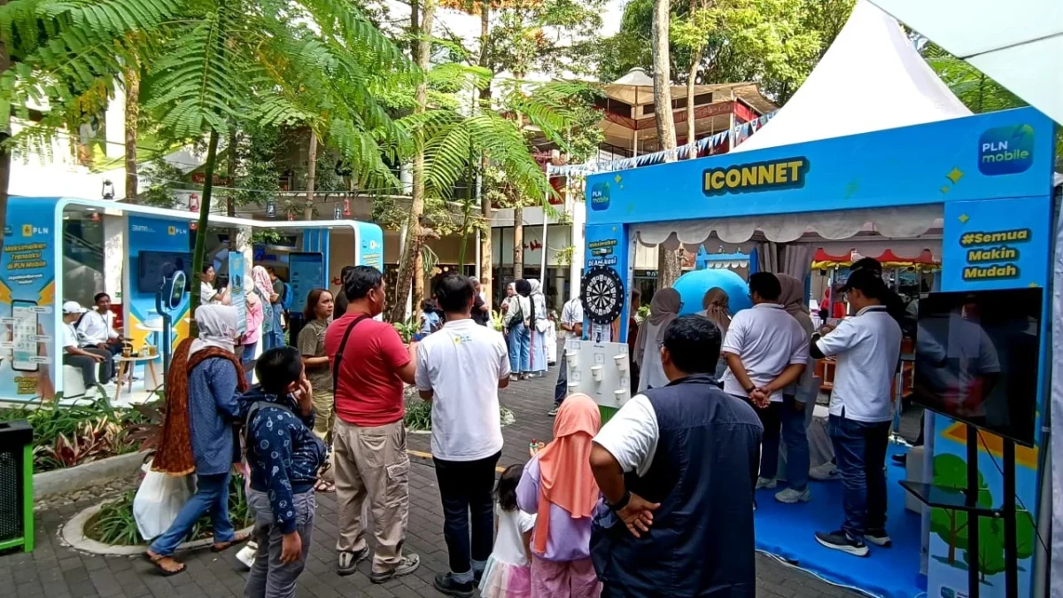 Booth ICONNET dari PLN Icon plus yang dipenuhi pengunjung dalam Program Gelegar PLN Mobile 2024