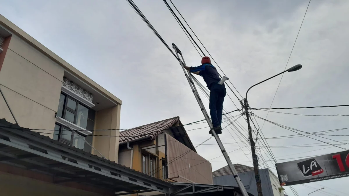 Hasil dari Patroli, PLN Icon Plus Lakukan Perapihan Kabel Fiber Optik di Subang