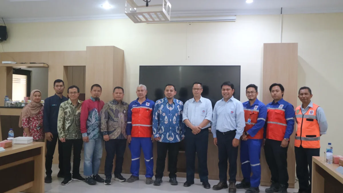 Dorong penggunaan PLTS Atap, Direksi PLN Icon Plus kunjungi PT Indocement Tunggal Prakarsa di Cirebon