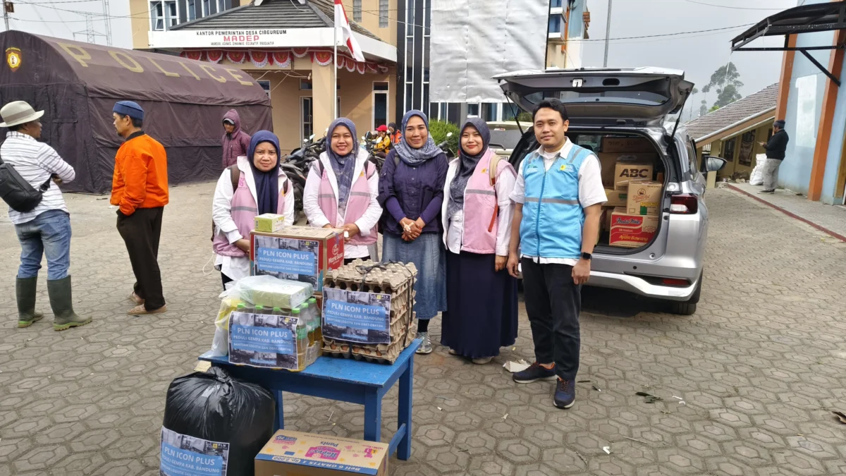 Pemberian bantuan dari PLN Icon Plus SBU Regional Jabar untuk korban gempa di Kabupaten Bandung