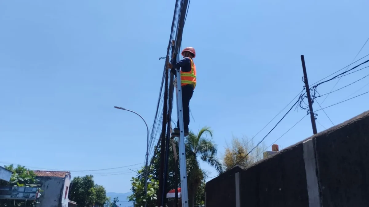 PLN Icon Plus Lakukan Perapihan Kabel di Daerah Gede Bage Kota Bandung