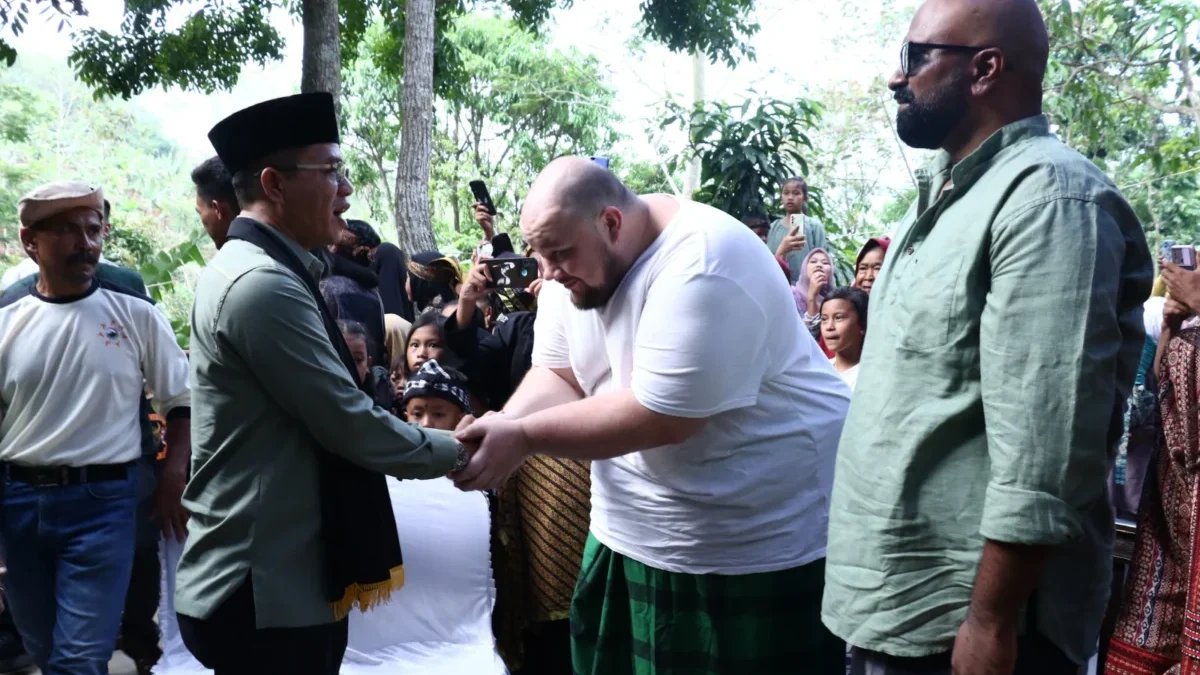 Calon Bupati Bandung nomor urut 2, Dadang Supriatna di event wisata seni budaya multinasional di Kabupaten Ban