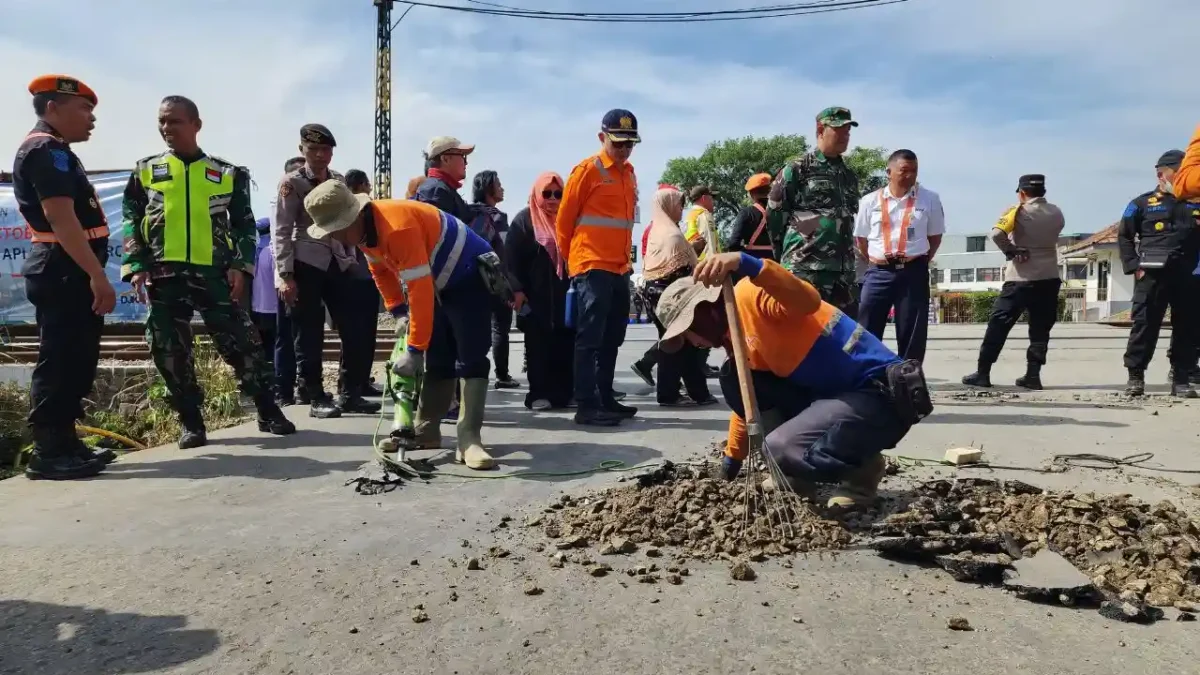 KAI Daop 2 Bandung Bersama BTP Kelas 1 Bandung Tutup Perlintasan No.157 Ciroyom