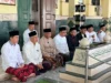 Ahmad Syaikhu saat ziarah ke makam KH Noer AliKabupaten Bekasi pada Minggu (10/11/2024).