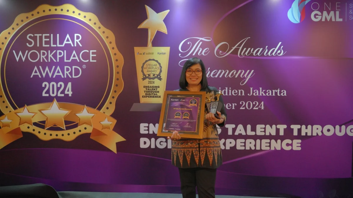 Direktur Human Capital Bio Farma Group, Endang Suraningsih menerima penghargaan Stellar Workplace Award 2024  