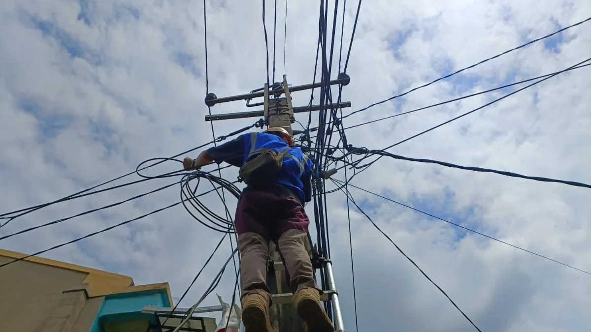 PLN Icon Plus Regional Jawa Barat melakukan patroli dan perapihan kabel Fiber Optik demi kehandalan Jaringan T