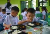 Salah satu siswa yang mendapatkan jatah makan bergizi gratis. (dok antara)