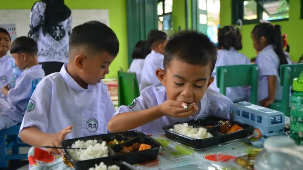 Salah satu siswa yang mendapatkan jatah makan bergizi gratis. (dok antara)