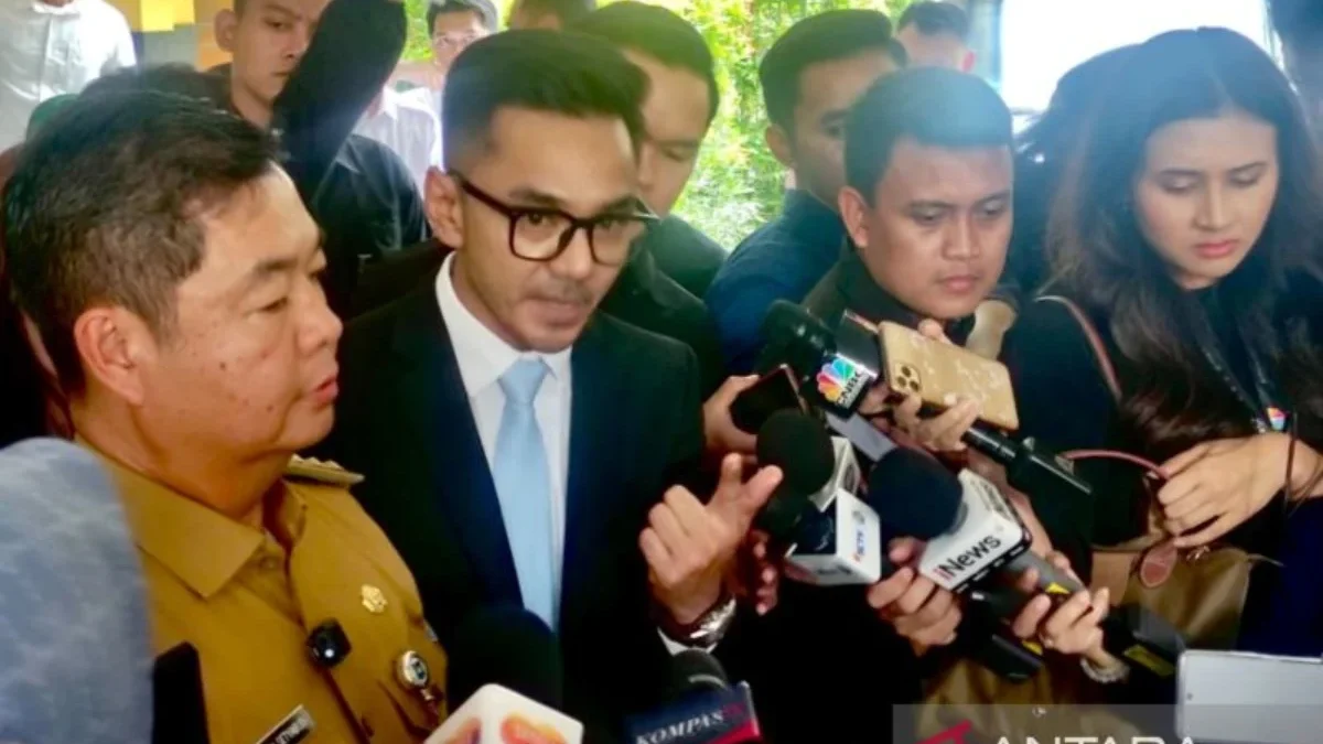 Juru Bicara Kantor Komunikasi Kepresidenan (PCO) Dedek Prayudi (dua kiri) menjawab pertanyaan wartawan terkait