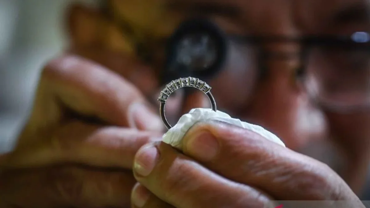 Pekerja melihat berlian yang terpasang di cincin di Pasar Baru, Jakarta, Jumat (14/6/2024). Dalam pembuatan pe