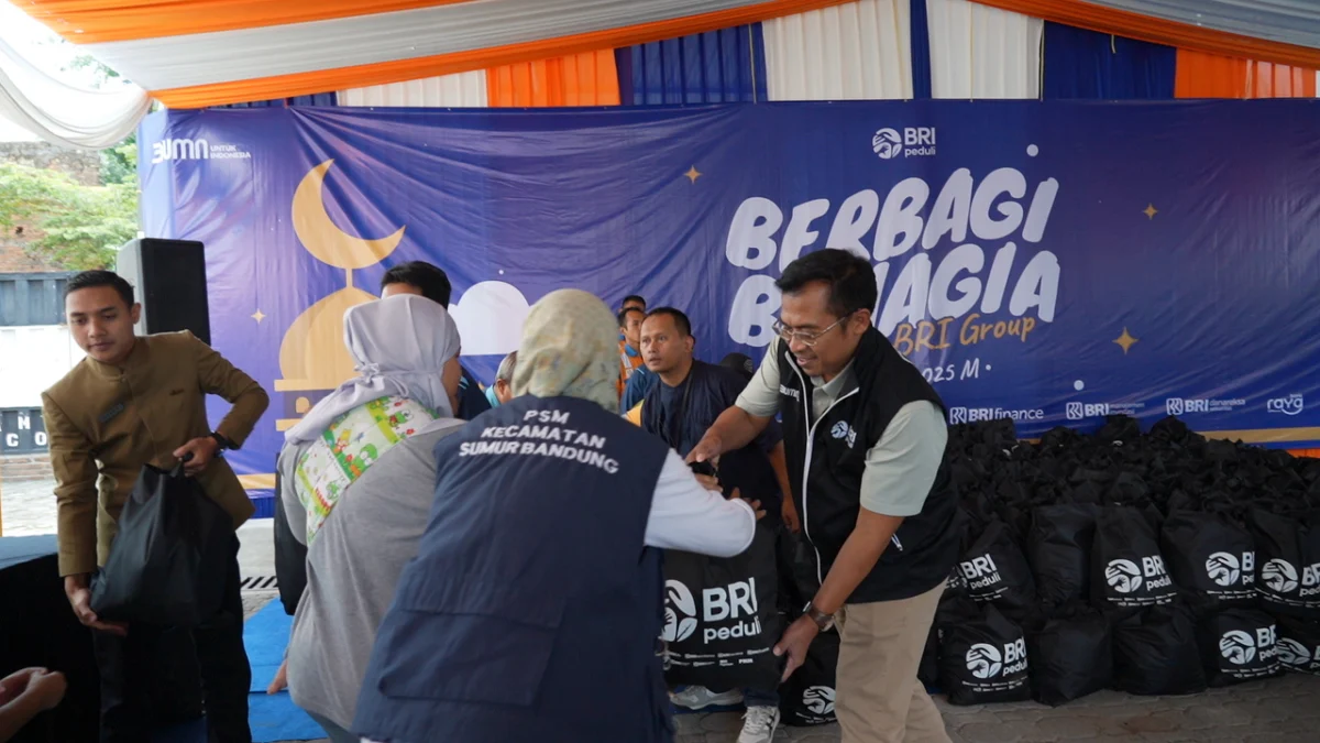 BRI RO Bandung Salurkan Bantuan dalam Program \"Berbagi Bahagia Bersama BRI Group\" untuk Masyarakat di Bulan Ra