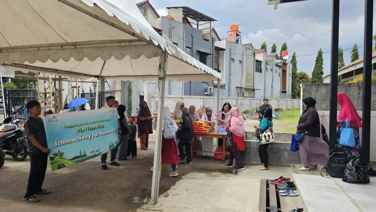 Pelaksanaan makan siang gratis dari Srikandi PLN Icon Plus SBU Regional Jawa Barat