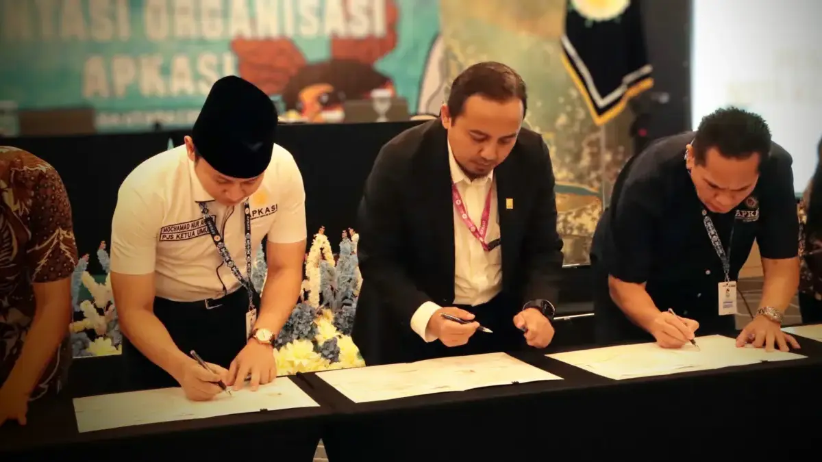 Penandatangan MoU anatar PLN Icon Plus dengan Asosiasi Pemerintah Kabupaten Seluruh Indonesia (APKASI)