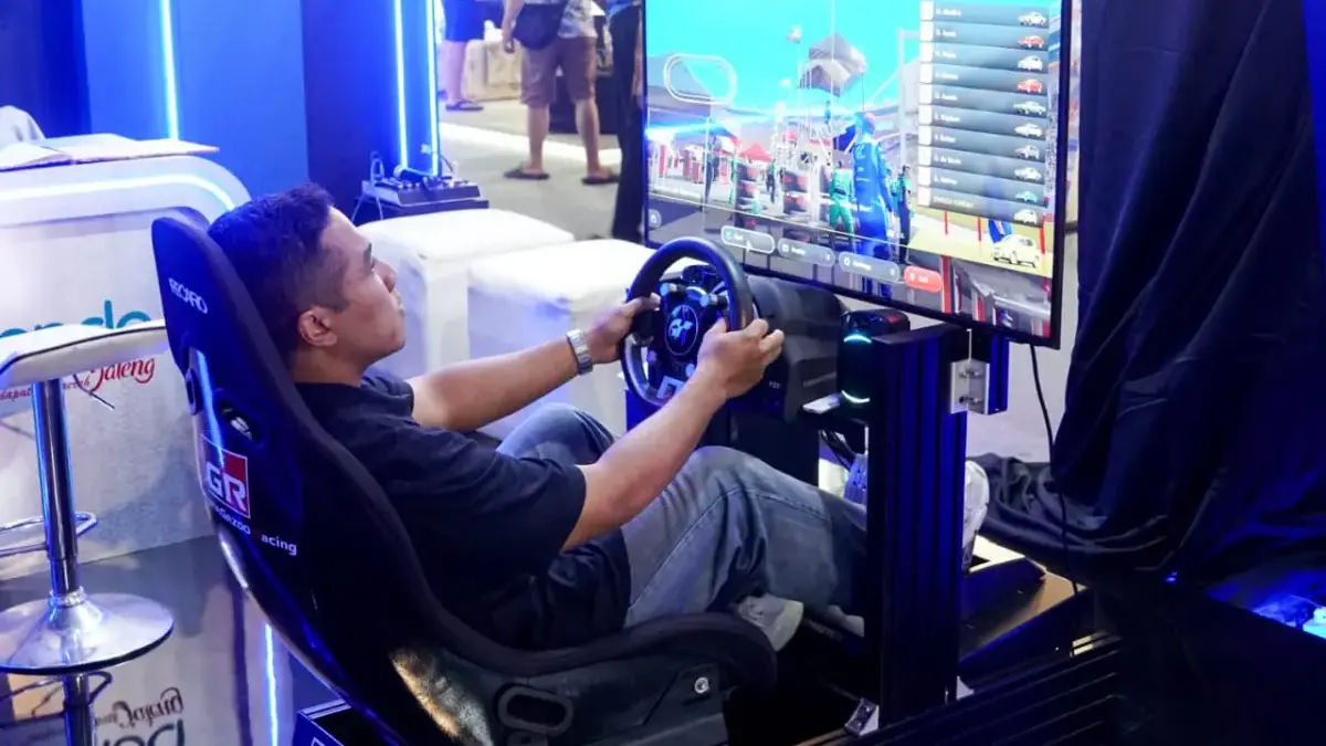 Permainan Racing Simulator itu pun mengundang perhatian para pengunjung, baik muda maupun dewasa