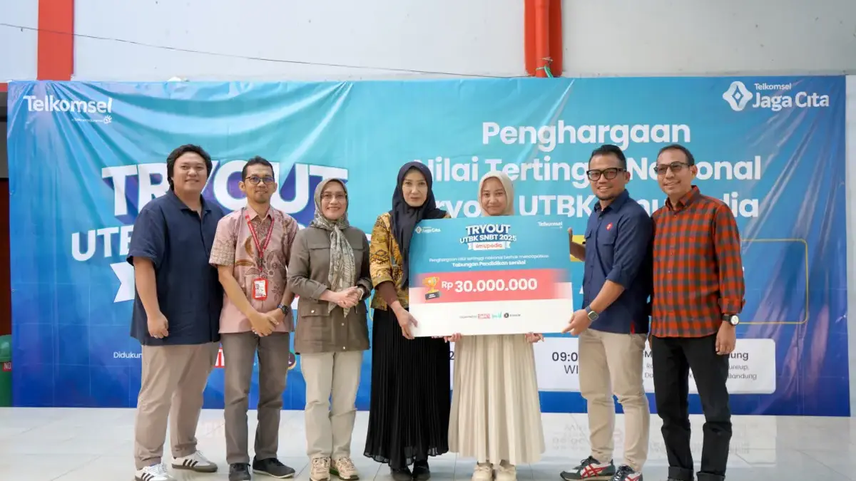 Telkomsel Berikan Bantuan Biaya Pendidikan kepada Peraih Top Scorer Ilmupedia Tryout UTBK 2025 Telkomsel memberikan apresiasi kepada Ainnaya Alfia Putri