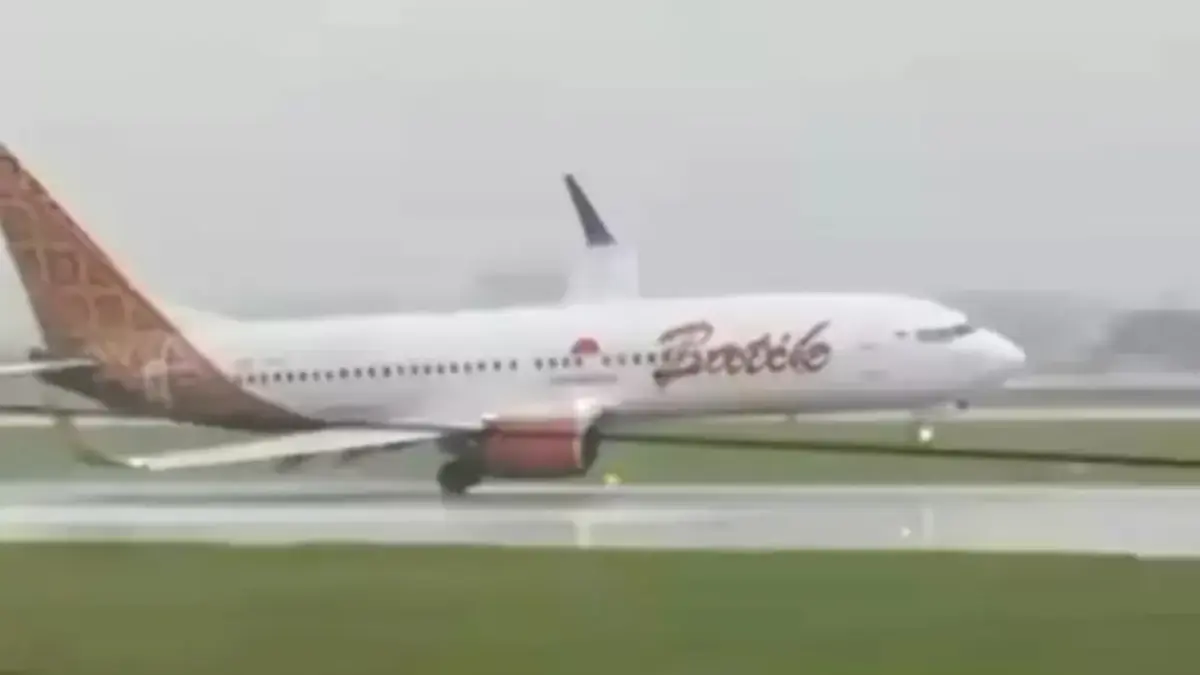 Pesawat Batik Air Nyaris Tergelincir saat Mendarat, Pihak Maskapai Angkat Suara Tangkapan layar video batik air yang nyaris tergelincir
