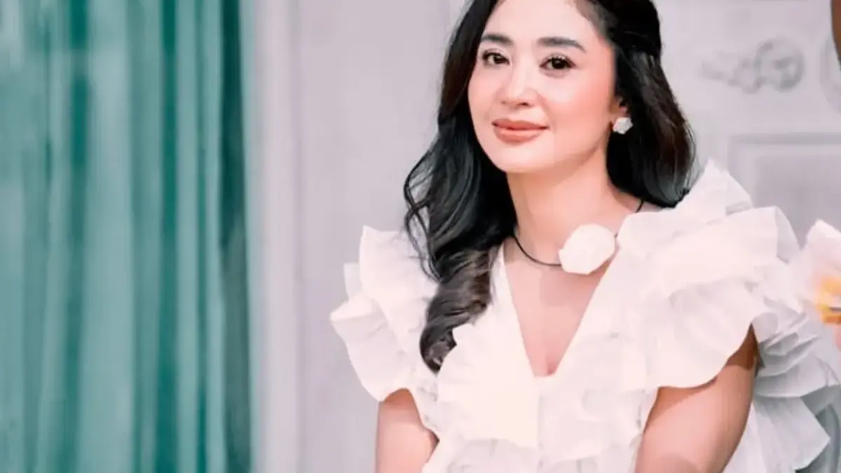 Dewi Perssik tengah sesi pemotretan