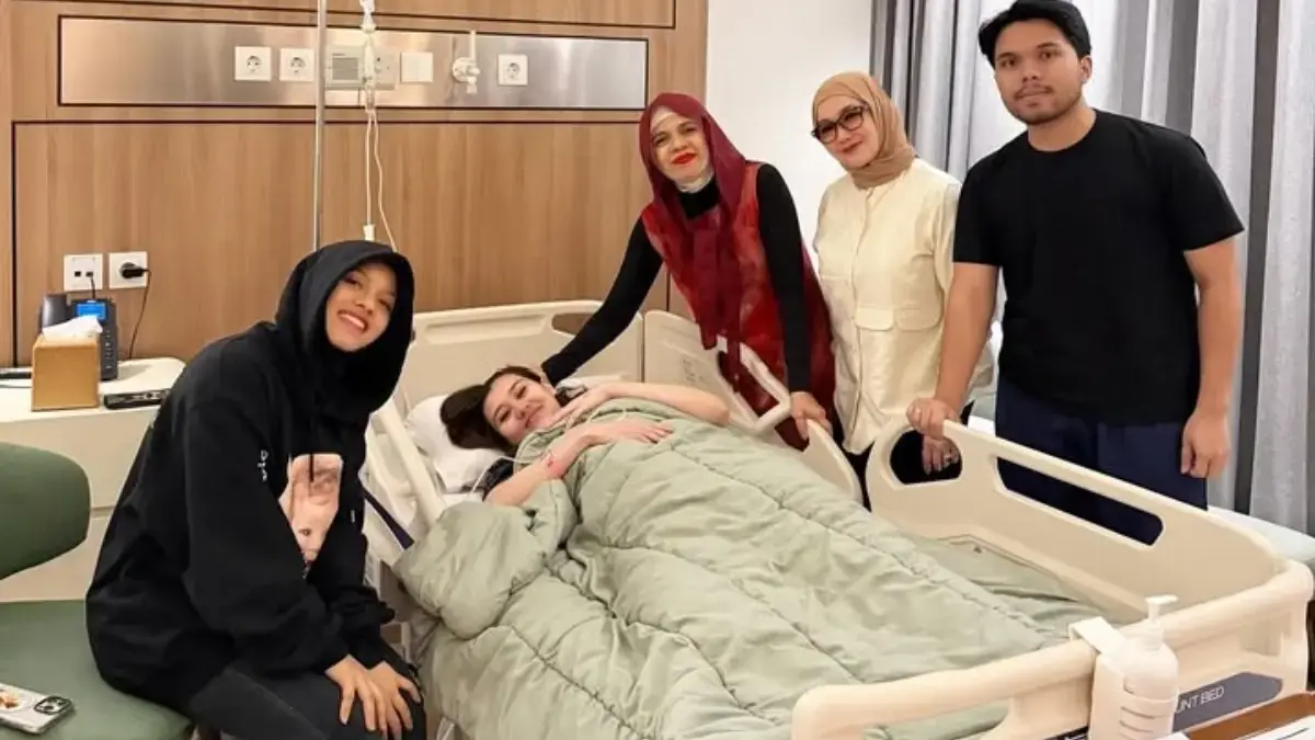 Aaliyah Massaid Lahirkan Anak Pertama, Geni Faruk Sambut sang Cucu Geni Faruk mengunjungi Aaliyah pasca melahirkan