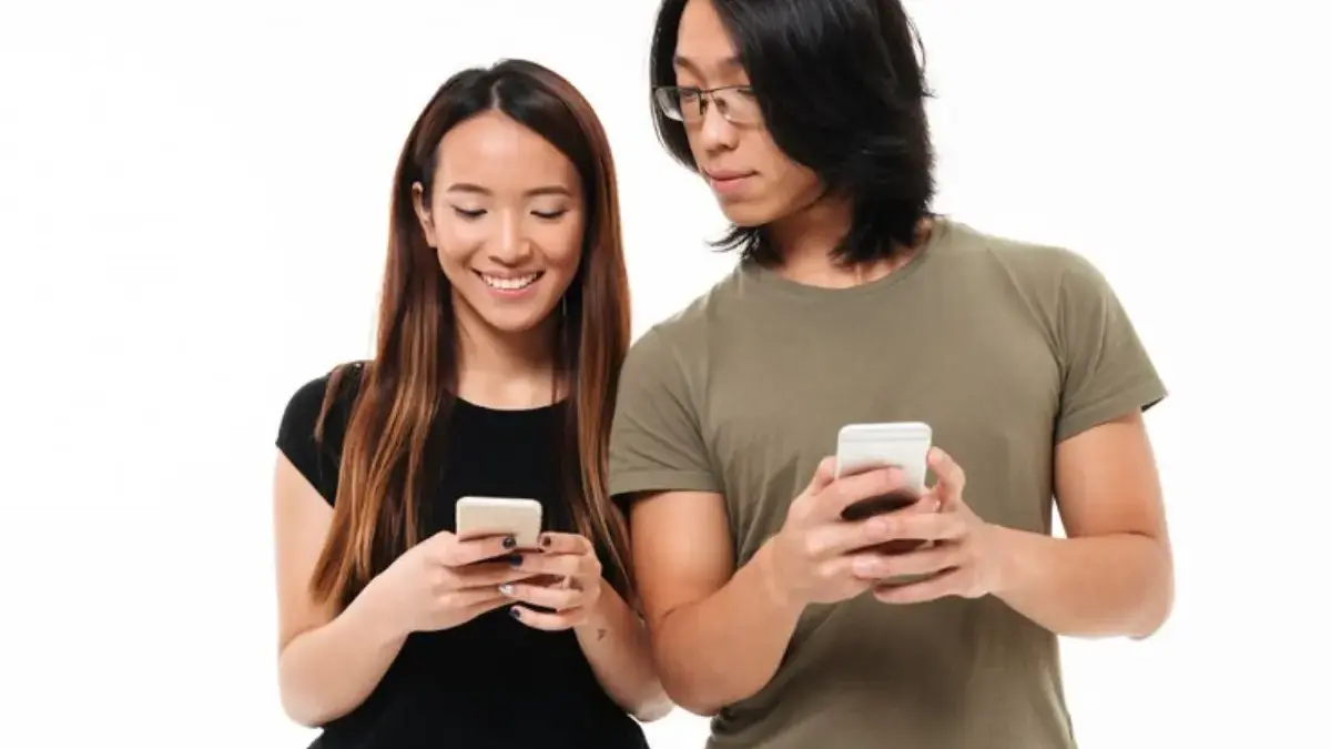 Ilustrasi melihat handphone