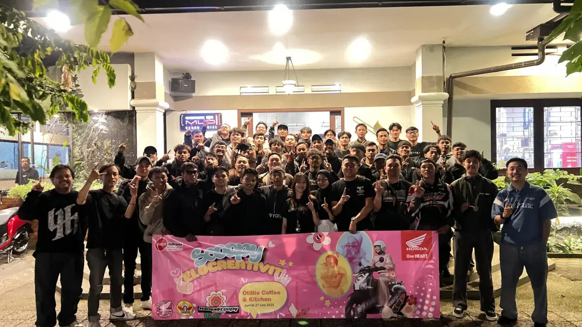Suasana kemeriahan Booth Honda kolaborasi unik Scoopy x Paddy, yang menampilkan motor Honda Scoopy dengan sent