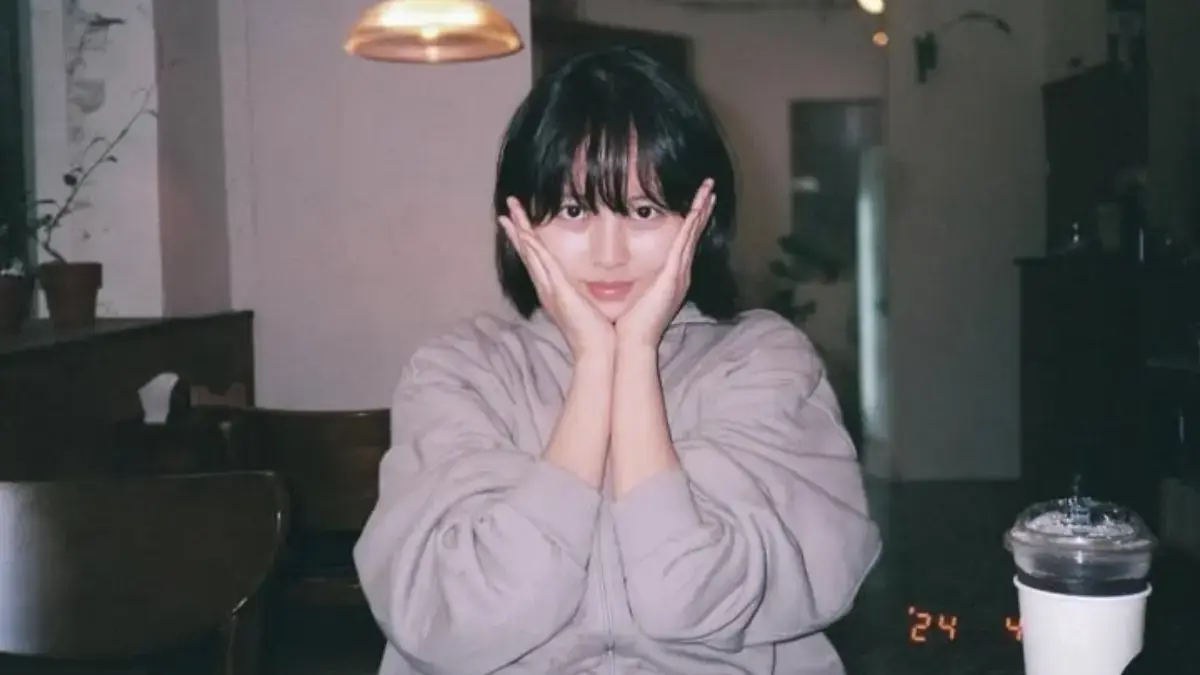 Potret Kim So Hyun sedang bersantai