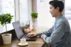 Ilustrasi orang main laptop