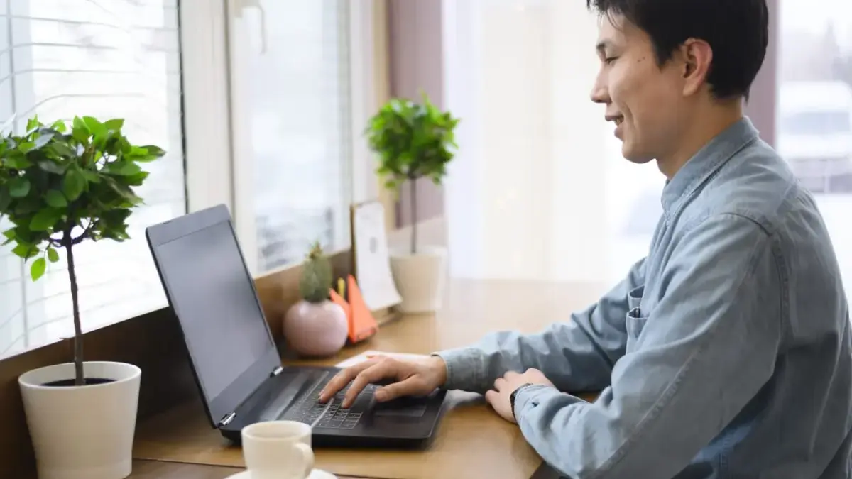 Ilustrasi orang main laptop