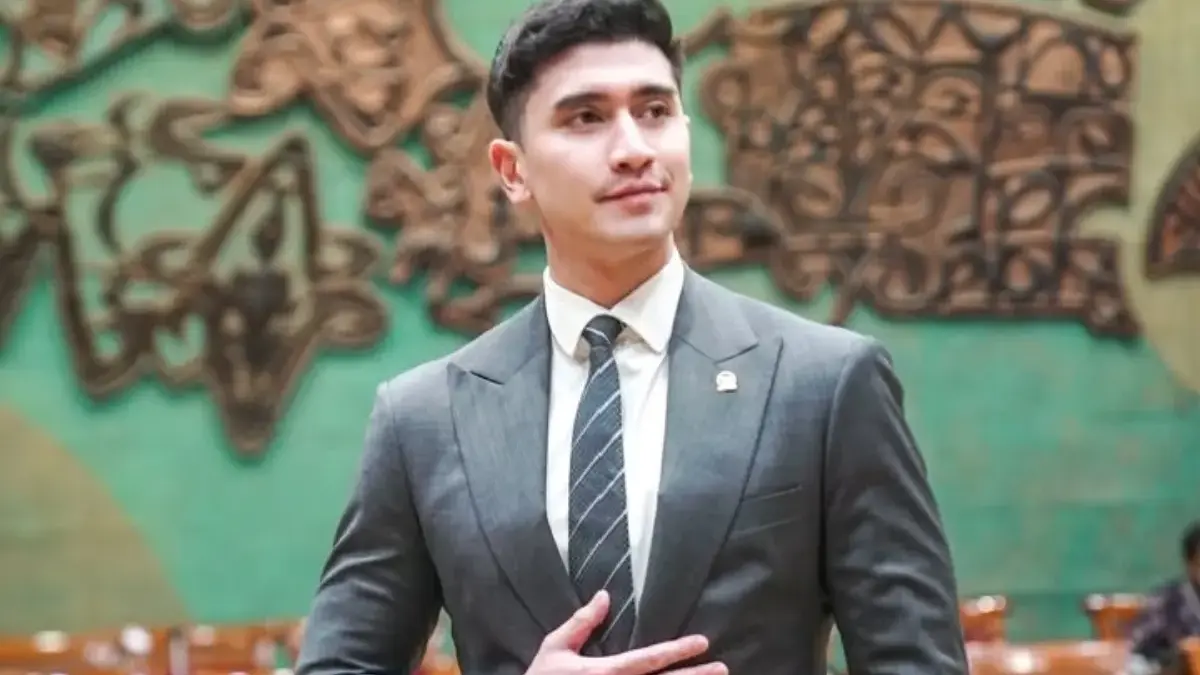 Verrel Bramasta sedang berpose di gedung DPR