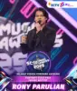 Rony Parulian Menerima Penghargaan di SCTV Msic Awards