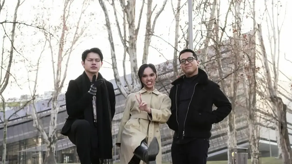 Andi Rianto bersama Lyodra dan Rony Parulian dalam BTS Video Klip \"Kau Selalu Dihati\"