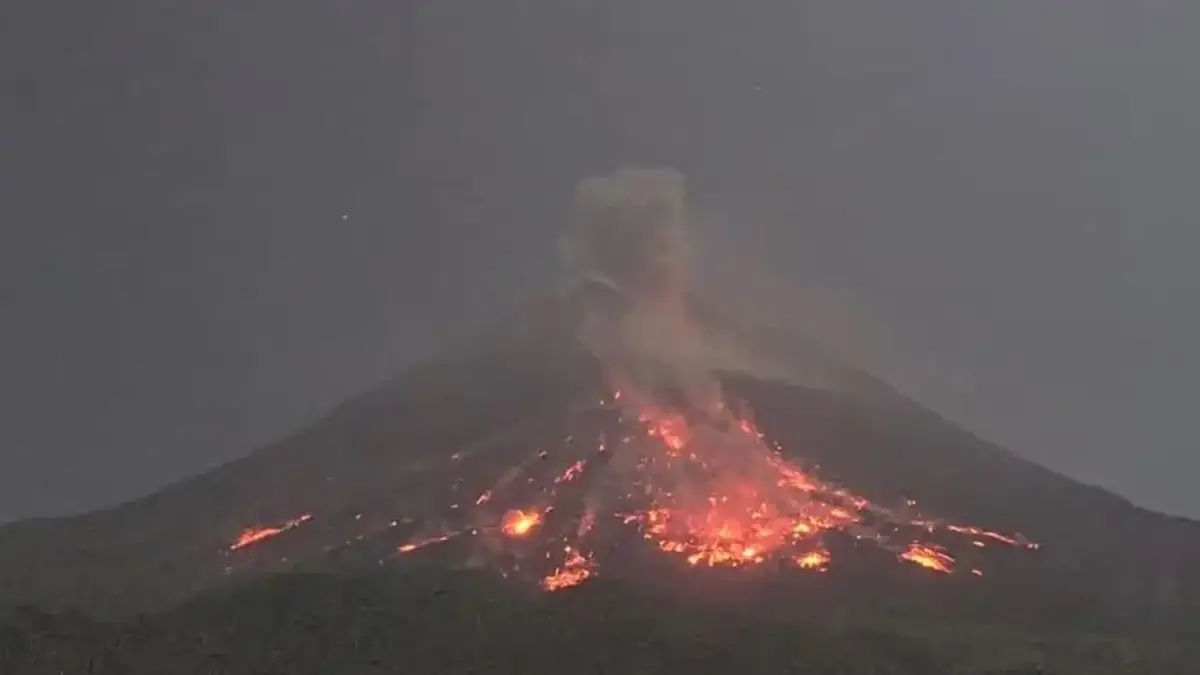 Gunung Merapi yang berada di perbatasan DIY dan Jawa Tengah
