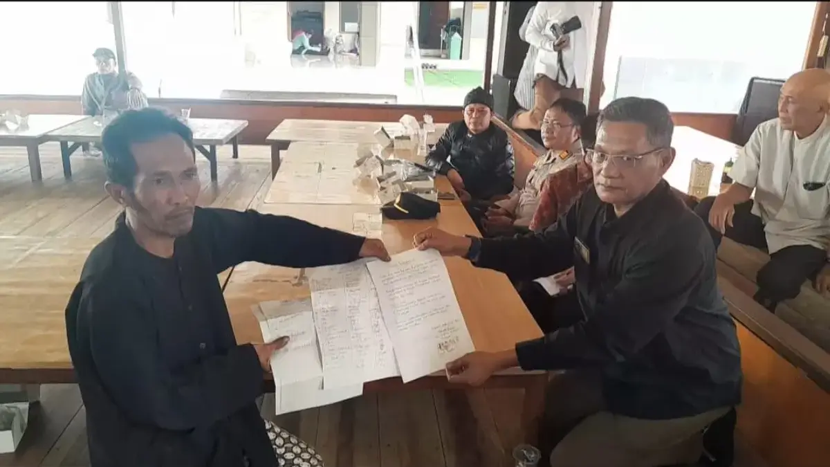 Ketua Paguyuban Rahayu, Iyus Rusli menyerahkan surat pernyataan penolakan pembangunan SPAM yang diberikan lang