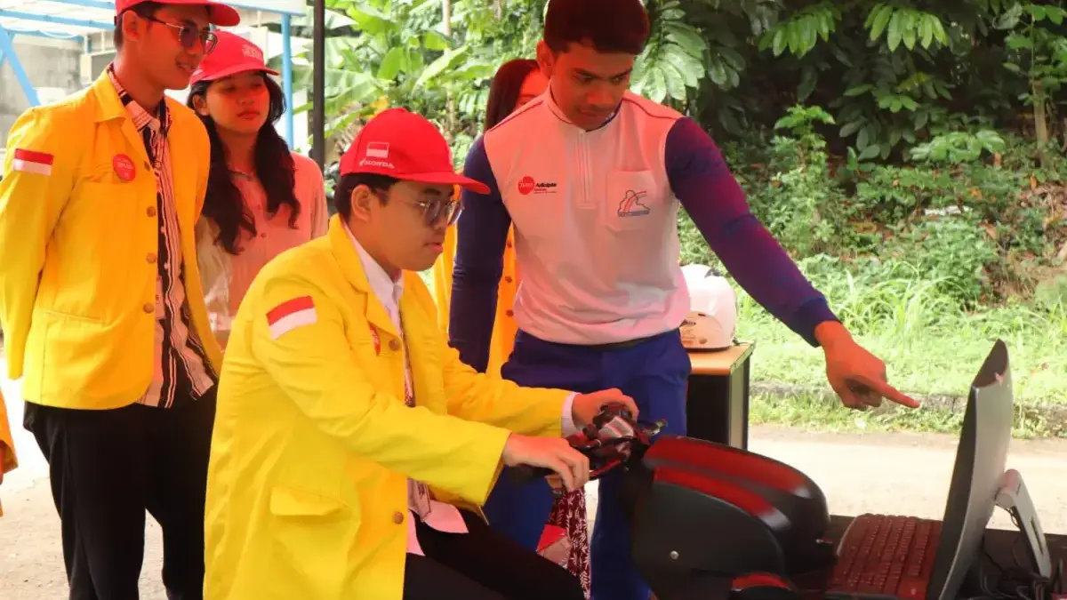 Salah satu Safety Riding Agent sedang mencoba Honda Riding Trainer (HRT) dalam gelaran Safety Riding Campaign