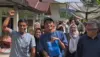 Warga Patungan Biaya untuk Devit Anak Kuli yang Diterima Di ITB, Rektor ITB Akhirnya Menjemput.