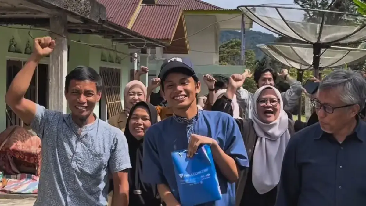 Warga Patungan Biaya untuk Devit Anak Kuli yang Diterima Di ITB, Rektor ITB Akhirnya Menjemput.