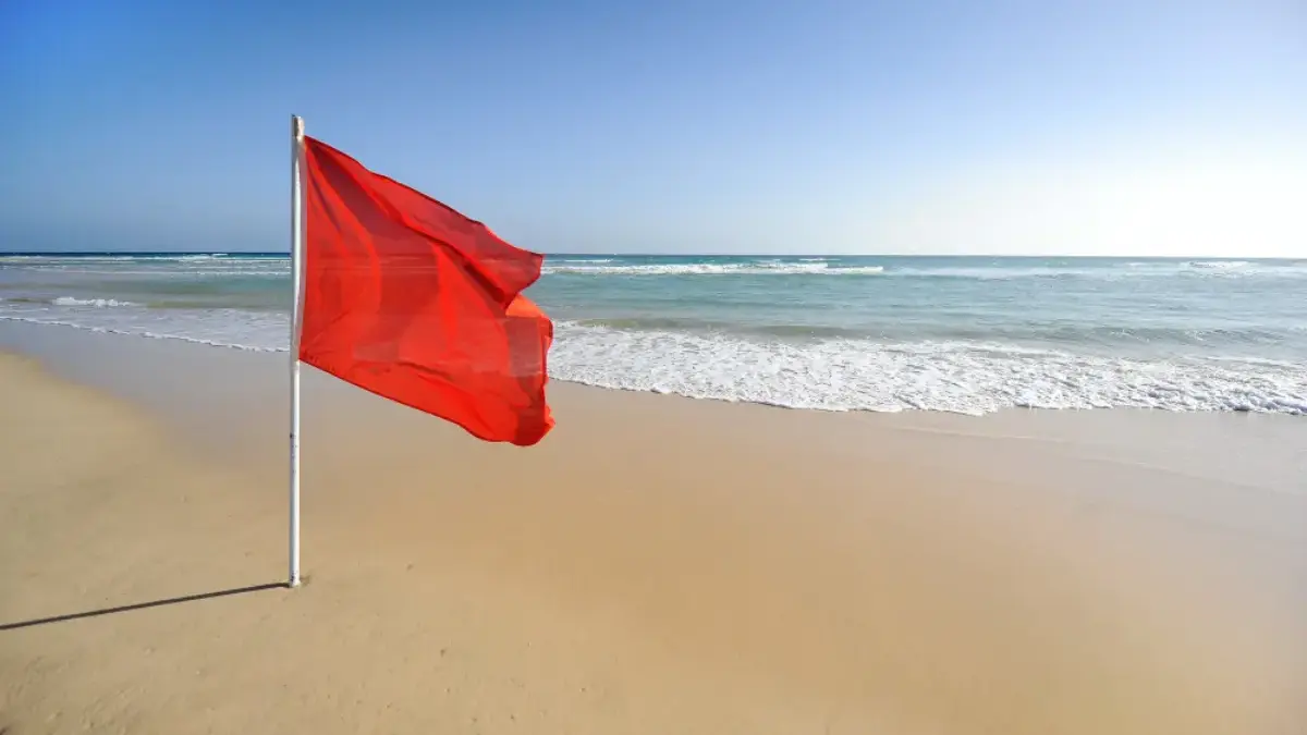 arti warna-warna bendera di pantai