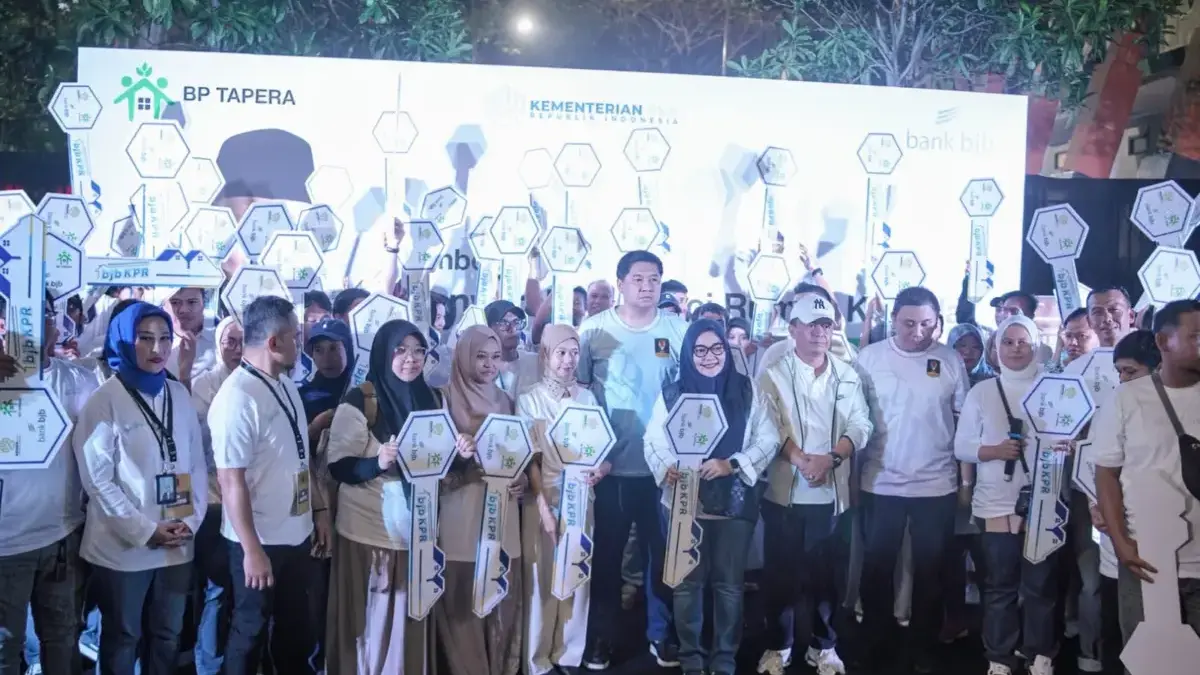 Kegiatan penyerahan simbolis kunci kepada 100 debitur