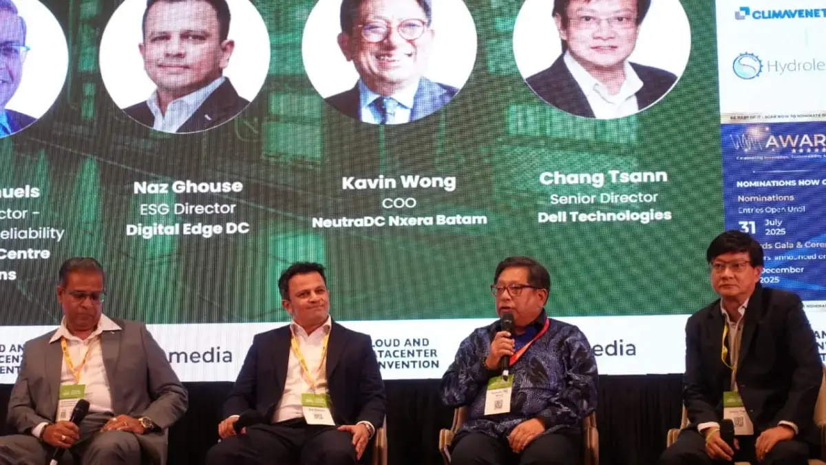 CEO NeutraDC Group Andreuw Th.A.F (kedua dari kiri) saat diskusi panel pada acara SIJORI