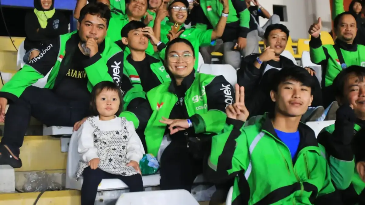 Ratusan Mitra Gojek Bandung mengajak keluarganya untuk menonton secara langsung Final Piala Presiden 2025 di S