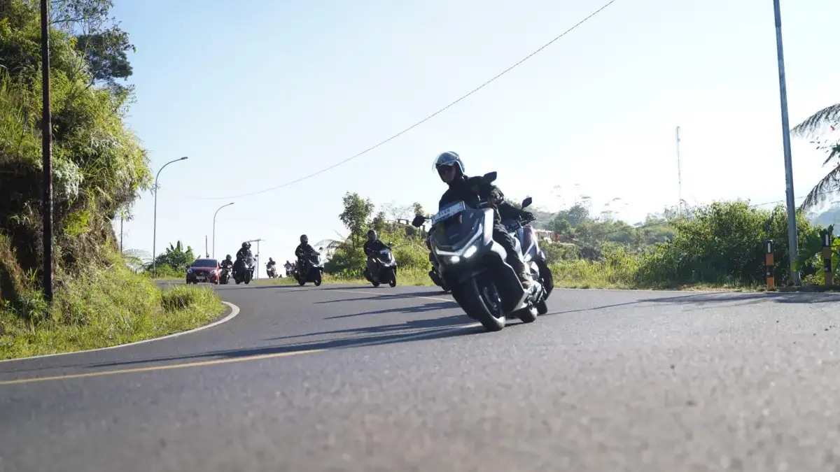 Perlengkapan wajib saat touring